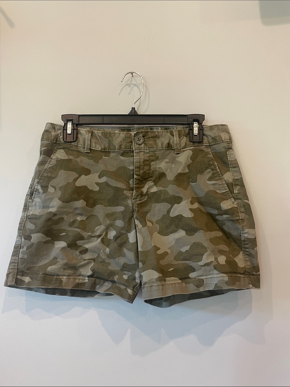Eddie Bauer Women's Camo Flat Front Shorts - Green size 6